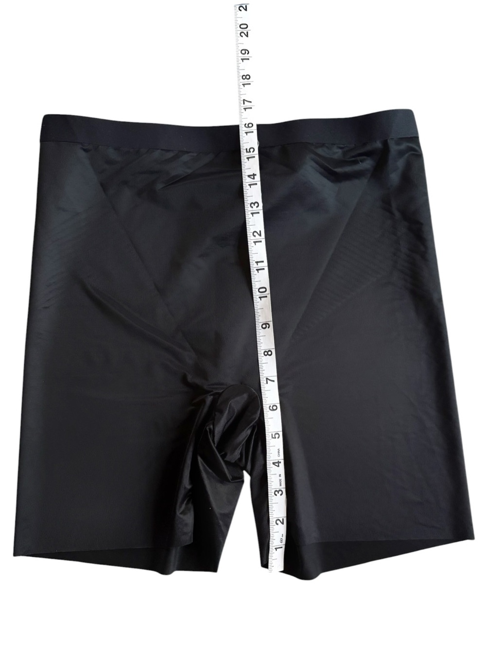 SPANX Thinsticts® 2.0 Mid-Thigh Shorts. Retail $58. - Picture 5 of 7